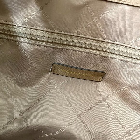 Michael Kors Walsh Purse Flaws - Picture 12 of 16